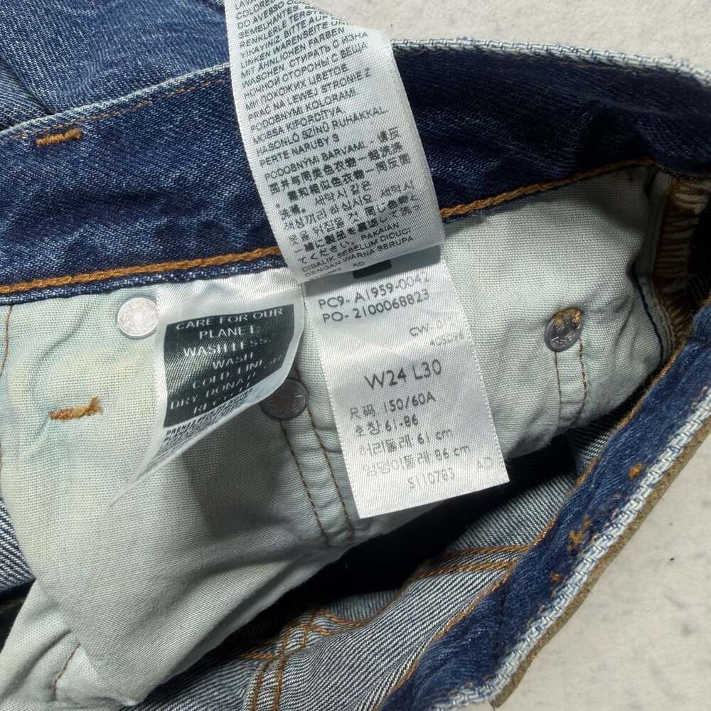 Levi's 501 '90s Straight Fit Selvedge Denim - Picture 5 of 8